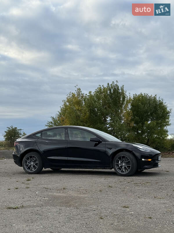 Седан Tesla Model 3 2022 в Львове