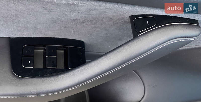 Седан Tesla Model 3 2020 в Львові