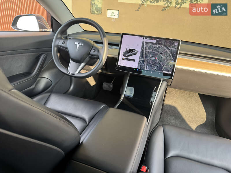 Седан Tesla Model 3 2020 в Львове