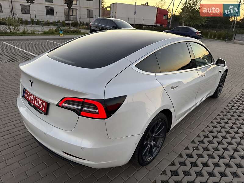 Седан Tesla Model 3 2020 в Луцьку
