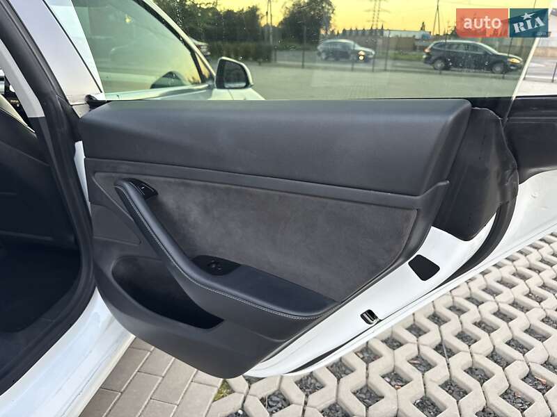 Седан Tesla Model 3 2020 в Луцьку