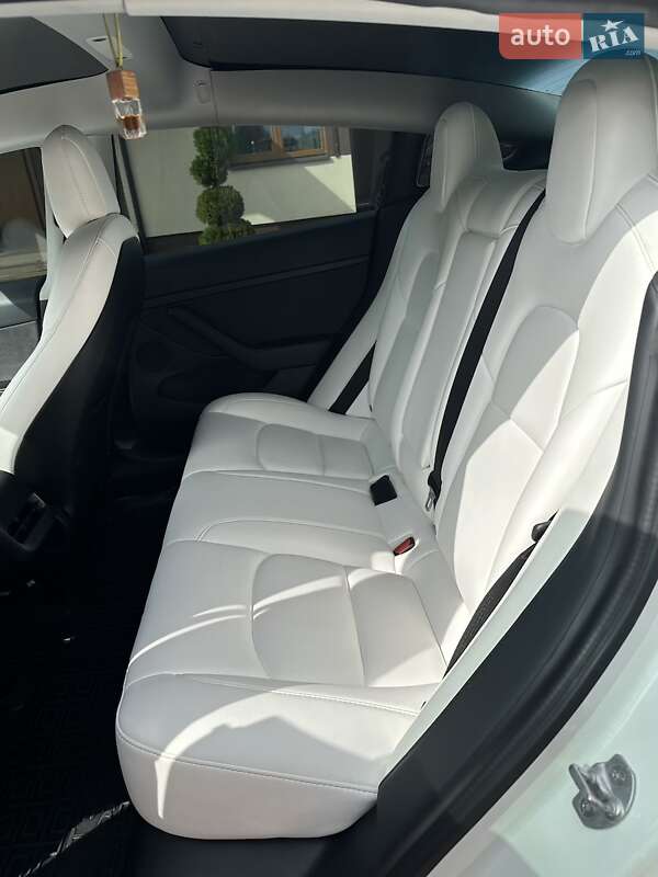 Седан Tesla Model 3 2021 в Черкассах