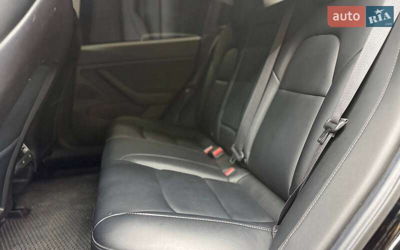 Седан Tesla Model 3 2019 в Чернівцях