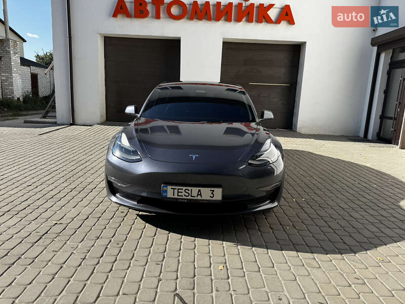 Седан Tesla Model 3 2023 в 