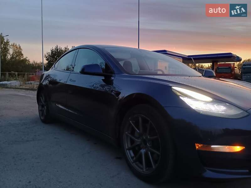 Седан Tesla Model 3 2022 в Самборі