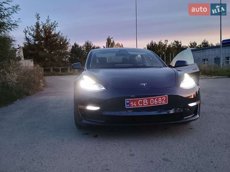 Седан Tesla Model 3 2022 в Самборі