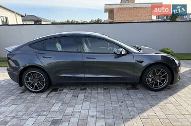 Седан Tesla Model 3 2022 в 