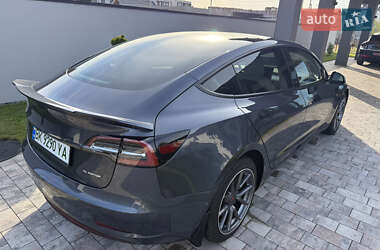 Седан Tesla Model 3 2022 в 