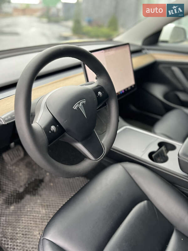 Седан Tesla Model 3 2021 в Умані