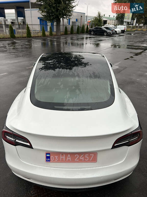 Седан Tesla Model 3 2021 в Умані