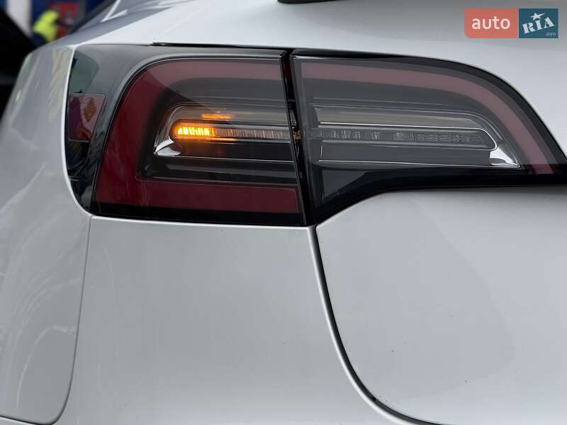 Седан Tesla Model 3 2021 в Рівному