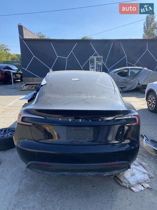 Седан Tesla Model 3 2024 в 