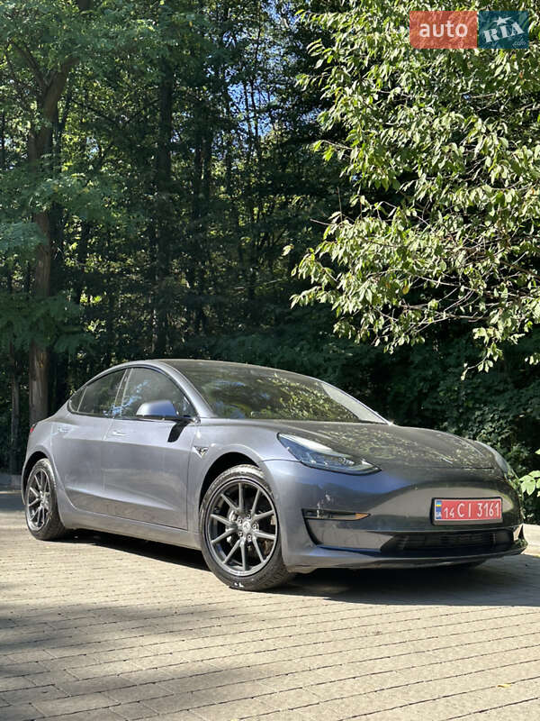 Седан Tesla Model 3 2020 в Ужгороді