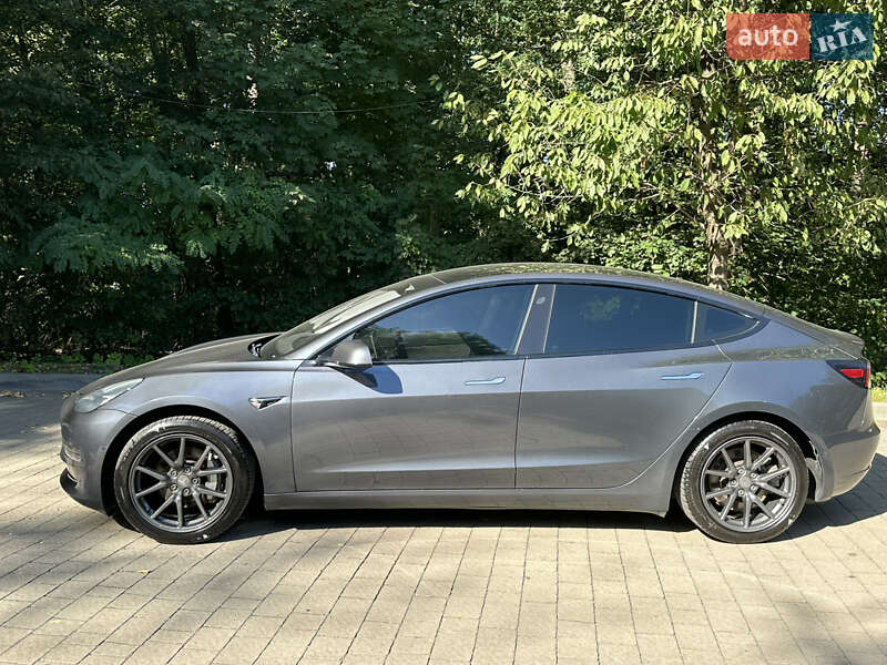 Седан Tesla Model 3 2020 в Ужгороді