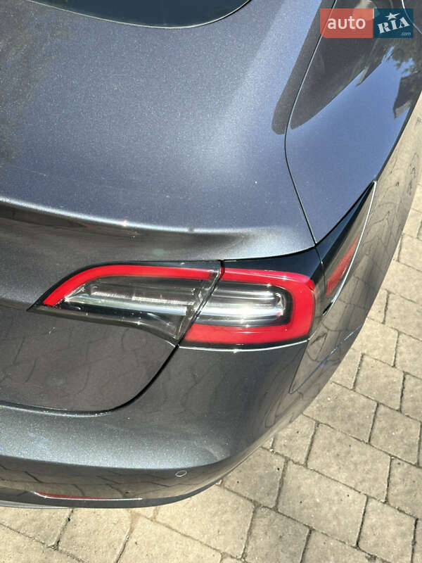 Седан Tesla Model 3 2020 в Ужгороді