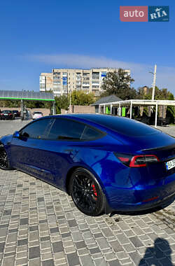 Седан Tesla Model 3 2022 в 