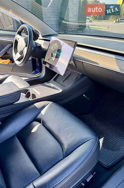 Седан Tesla Model 3 2022 в 