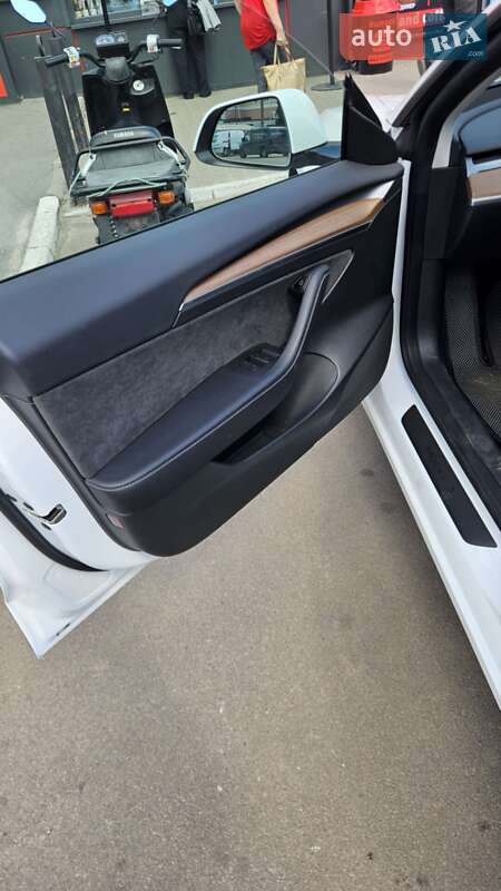 Седан Tesla Model 3 2023 в Києві