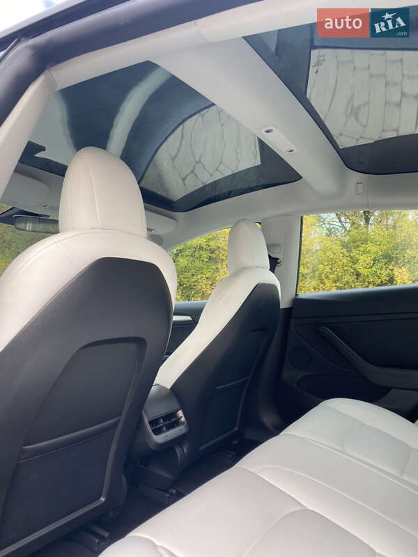 Седан Tesla Model 3 2021 в Киеве