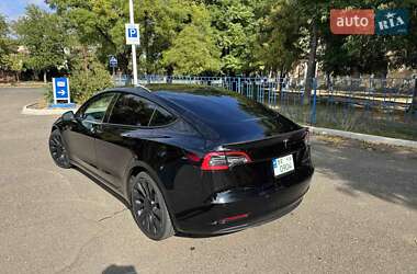 Седан Tesla Model 3 2022 в 
