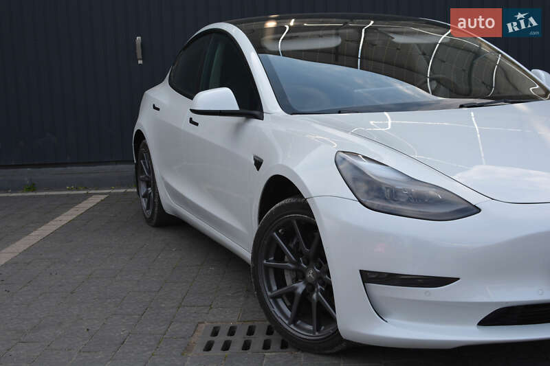 Седан Tesla Model 3 2022 в Самборе