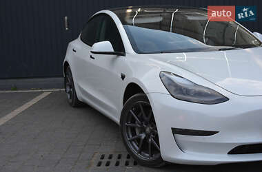 Седан Tesla Model 3 2022 в 