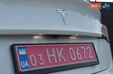 Седан Tesla Model 3 2022 в 