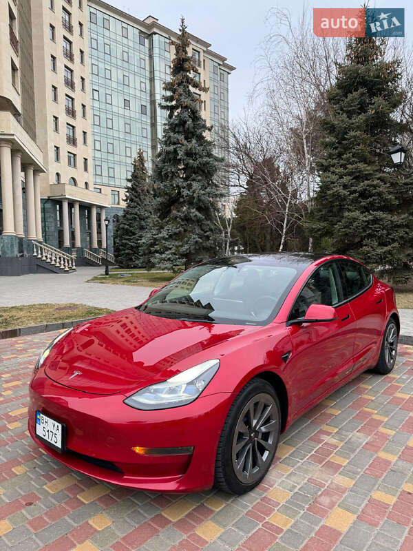 Седан Tesla Model 3 2022 в 