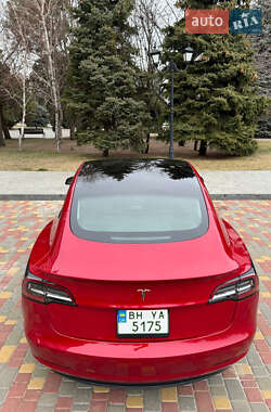 Седан Tesla Model 3 2022 в 