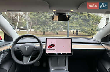 Седан Tesla Model 3 2022 в 