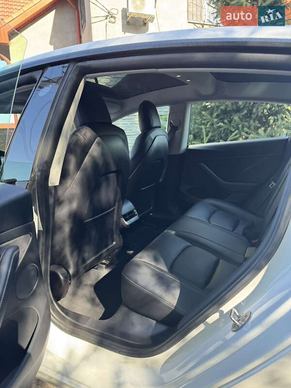 Седан Tesla Model 3 2021 в Кам'янському