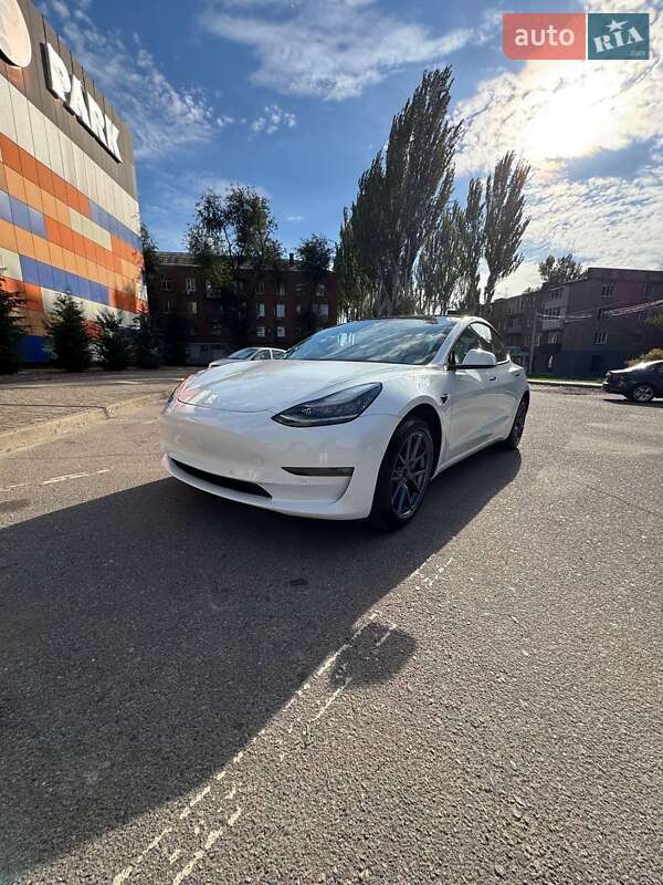 Седан Tesla Model 3 2021 в Кривом Роге