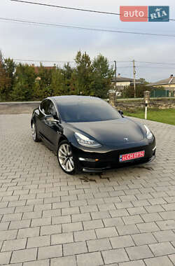 Седан Tesla Model 3 2019 в Долині