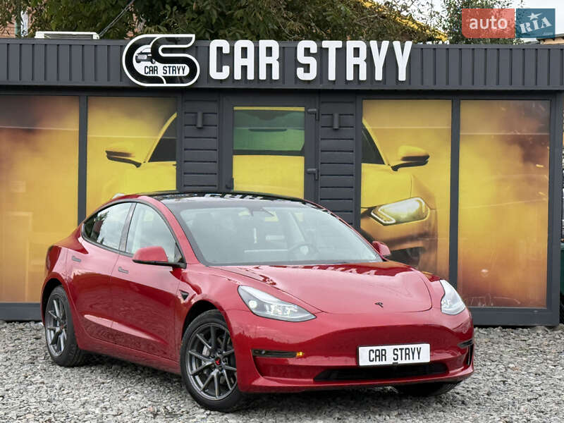 Седан Tesla Model 3 2022 в 