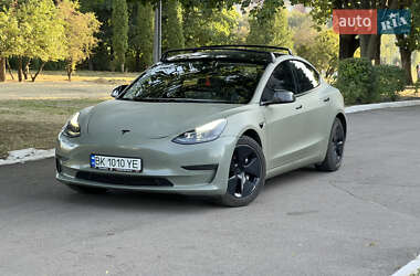 Седан Tesla Model 3 2022 в Ровно
