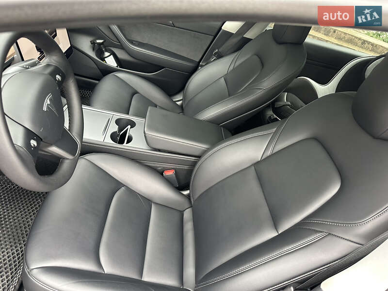 Седан Tesla Model 3 2022 в Мукачевому
