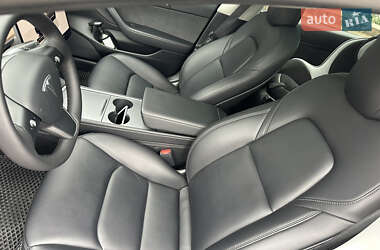 Седан Tesla Model 3 2022 в 