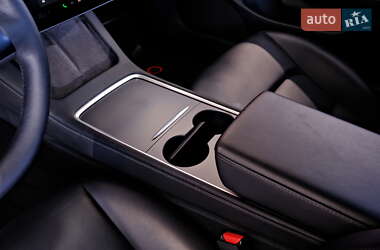 Седан Tesla Model 3 2023 в 