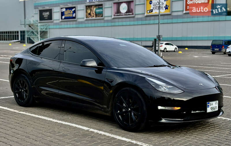 Седан Tesla Model 3 2022 в 