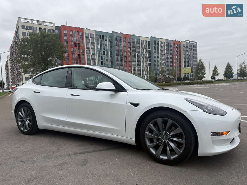 Седан Tesla Model 3 2021 в Києві