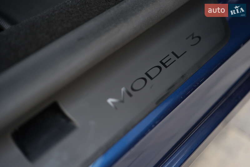 Седан Tesla Model 3 2024 в Луцке