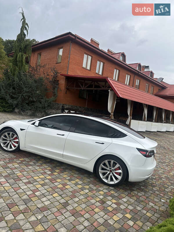 Седан Tesla Model 3 2021 в Пустомытах