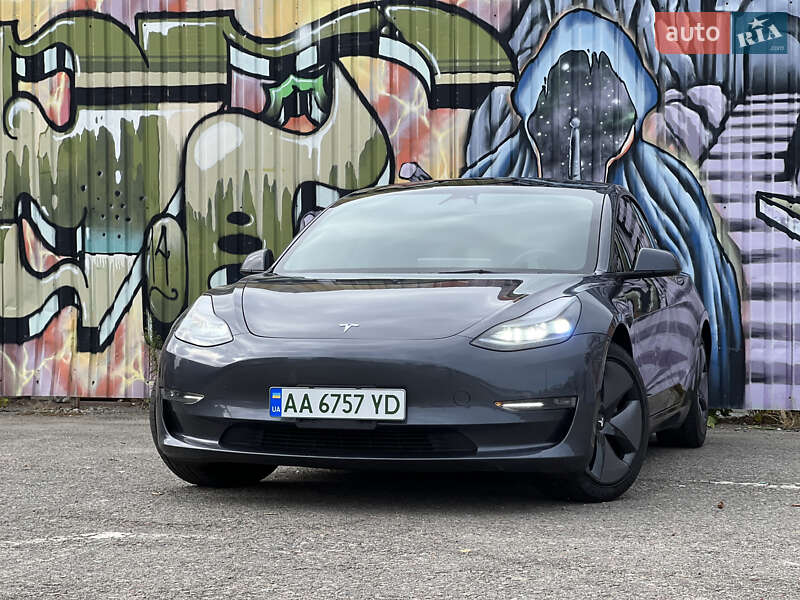 Седан Tesla Model 3 2023 в 