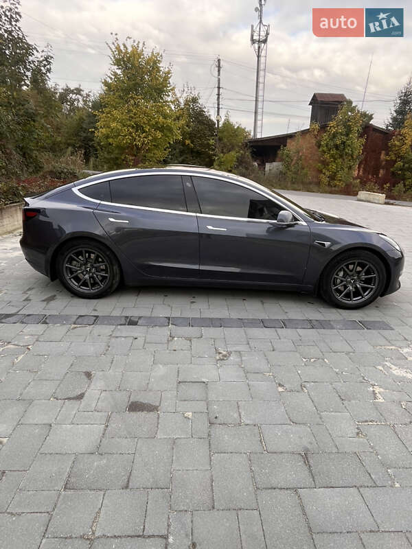 Седан Tesla Model 3 2018 в Долині