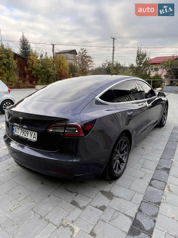 Седан Tesla Model 3 2018 в Долині
