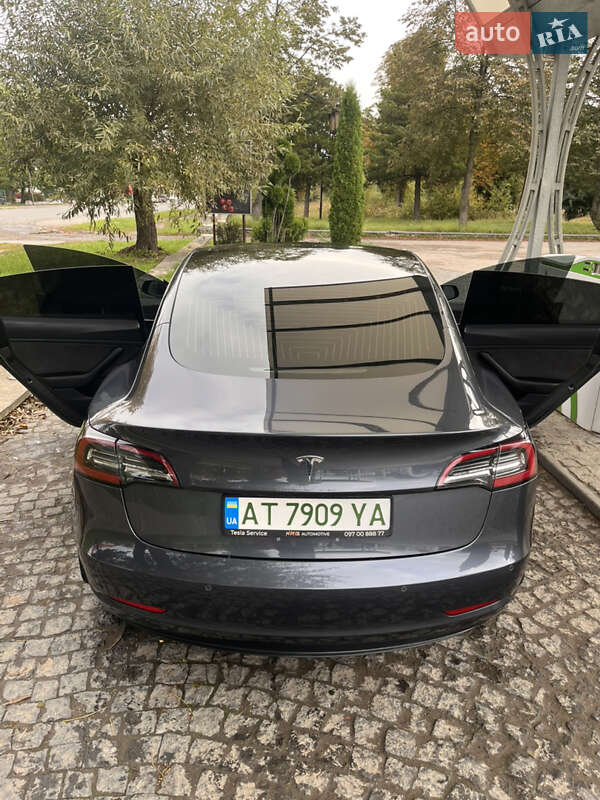 Седан Tesla Model 3 2018 в Долині