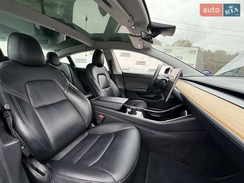 Седан Tesla Model 3 2020 в Луцьку