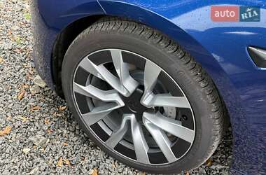 Седан Tesla Model 3 2024 в 