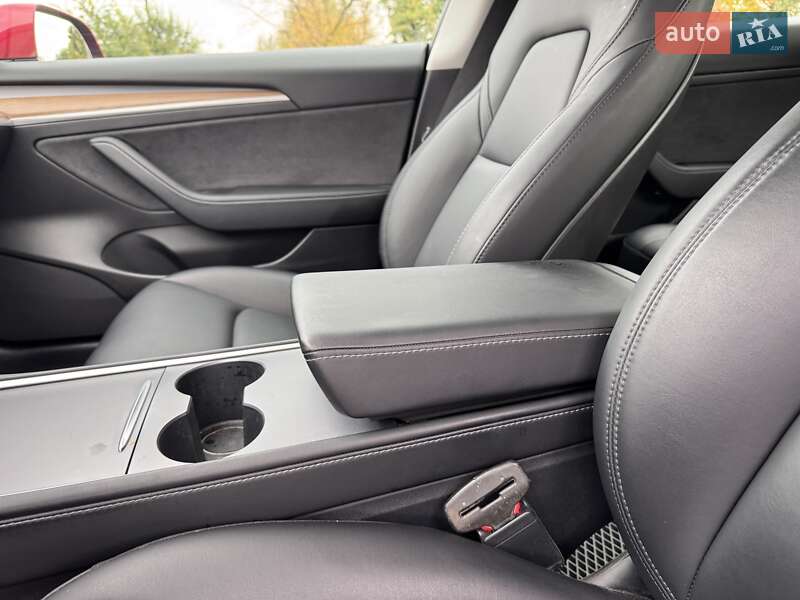 Седан Tesla Model 3 2021 в Пирятині
