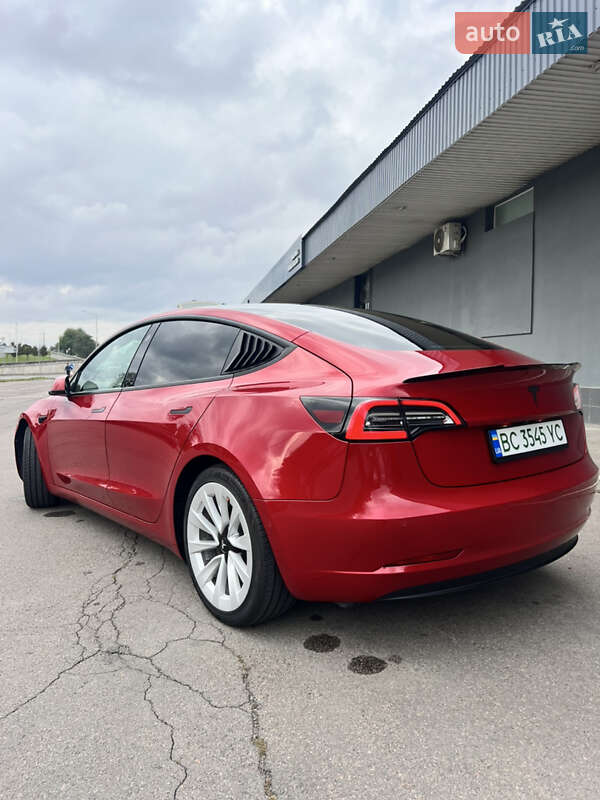 Седан Tesla Model 3 2022 в 